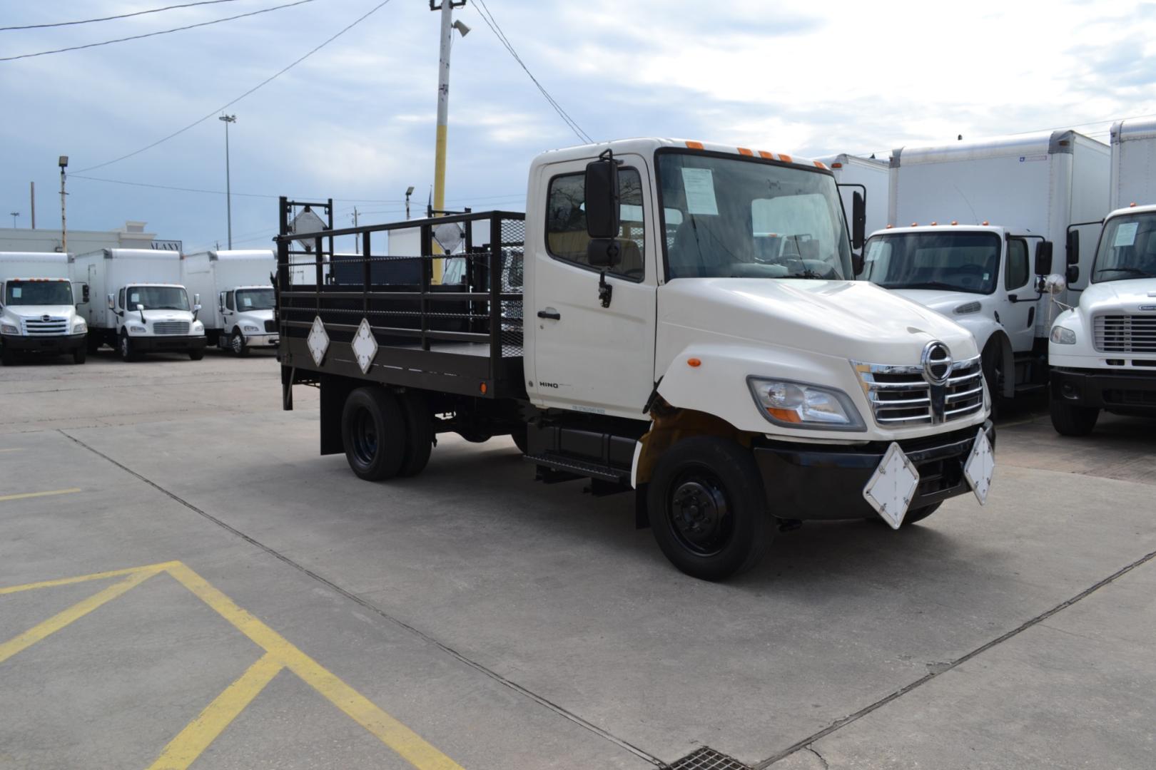 2007 WHITE /BLACK HINO 165 with an J05D-TA 5.1L 175HP engine, ALLISON 6SPD AUTOMATIC transmission, located at 9172 North Fwy, Houston, TX, 77037, (713) 910-6868, 29.887470, -95.411903 - Photo#2